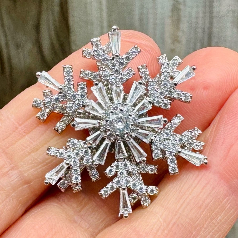 Spinning Snowflake Brooch Silver
